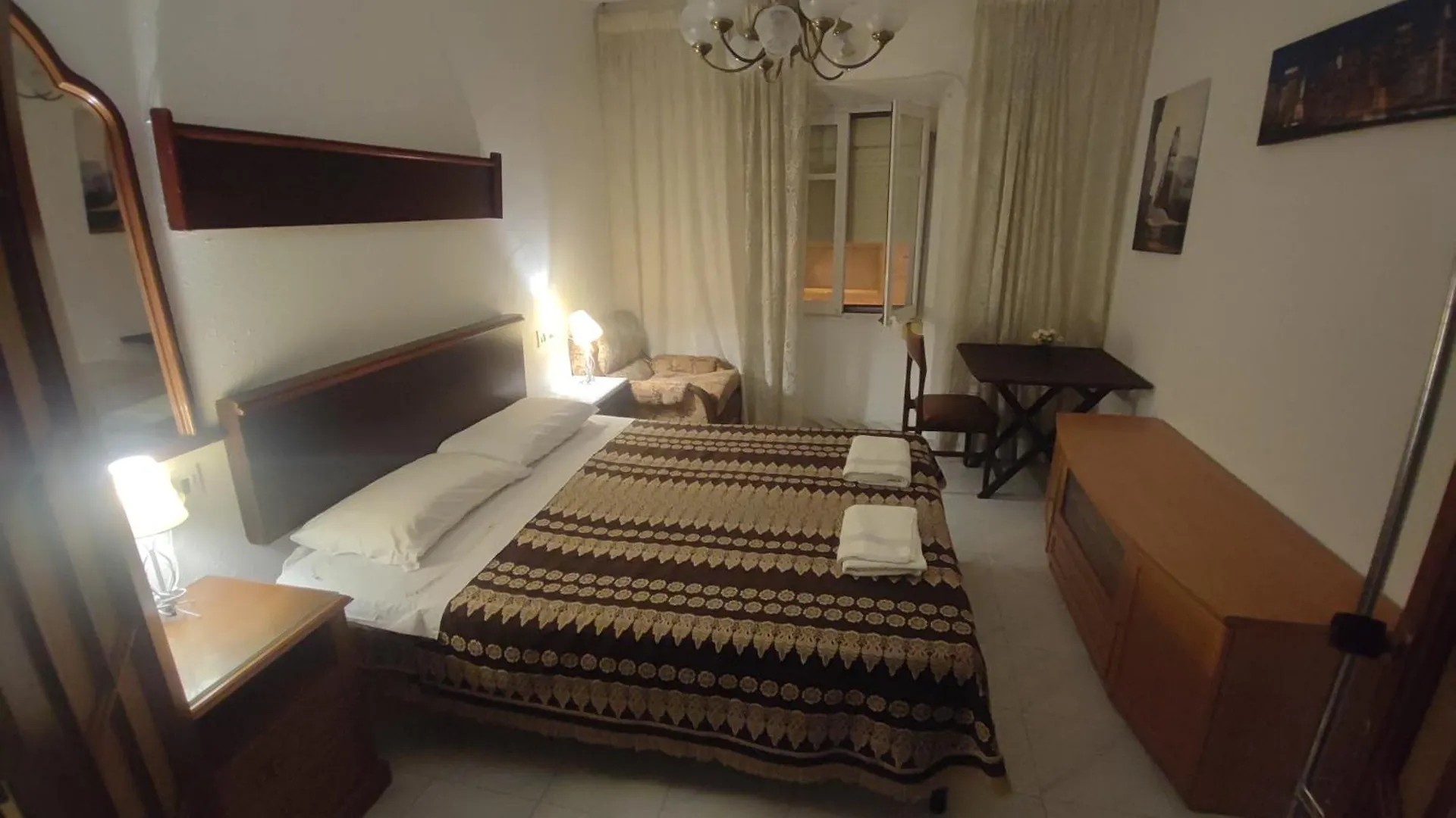 Apartment & Rooms Constanti Homestay